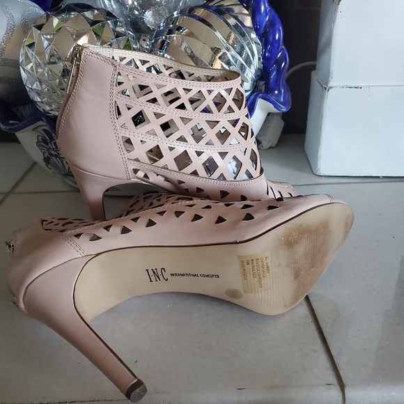 Blush- 3 1/2 to 4 inch heels worn once - Picture 4 of 4